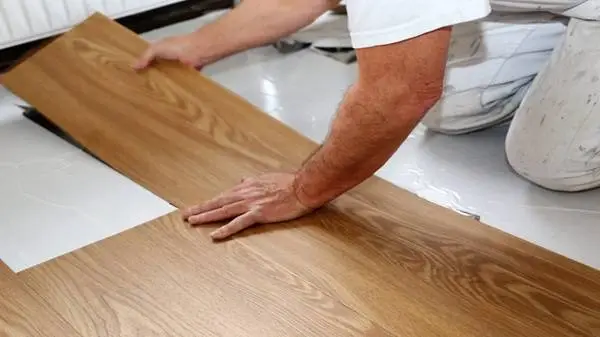 Pose de dalles vinyles clipsables en PVC par IMMOPRESTA