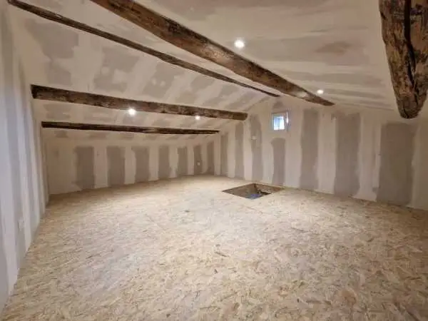 Travaux de plaquiste et isolation sous toiture pour aménagement de comble