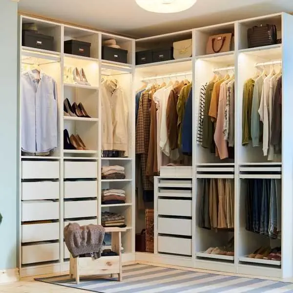 Rangement dressing blanc lumineux avec éclairage