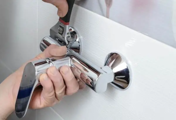 Installation d'un robinet mitigeur de douche sur carrelage
