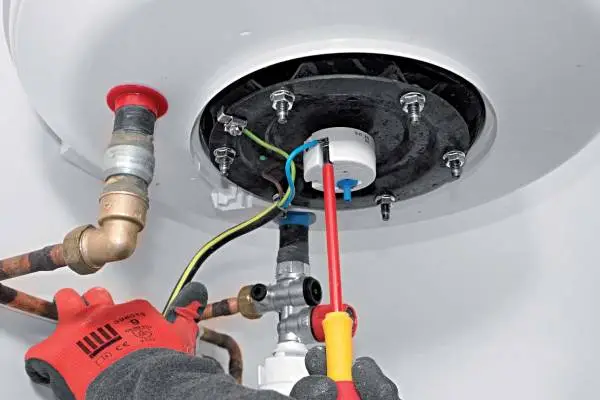 Pose et raccordement de sécurité d'un chauffe-eau électrique