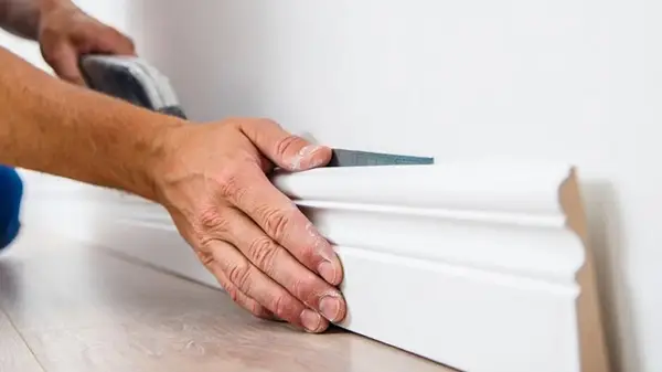 Ajustement et pose de plinthes décoratives par IMMOPRESTA
