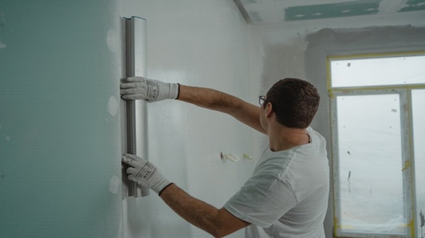 Application d'enduit de lissage sur mur en placo par IMMOPRESTA