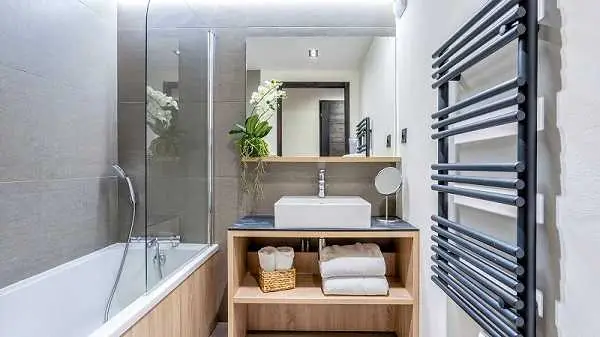 Rénovation de salle d'eau design avec baignoire et meuble bois