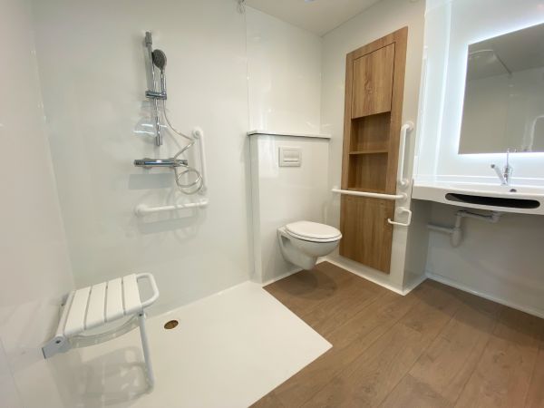 Salle de bain accessible blanche et bois finie par IMMOPRESTA