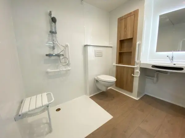 Salle de bain accessible blanche et bois finie par IMMOPRESTA