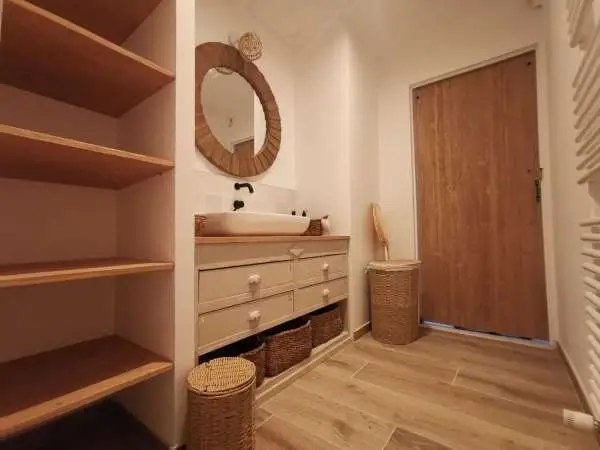 Rénovation d'une salle de bain moderne style rustique avec vasque par IMMOPRESTA