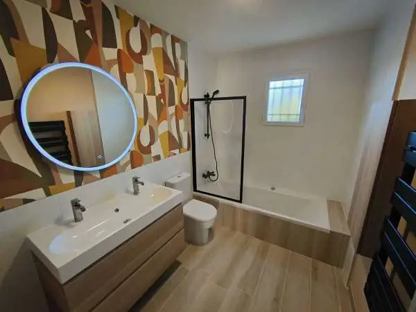 Création d'une salle de bain moderne contemporaine avec faïence par IMMOPRESTA